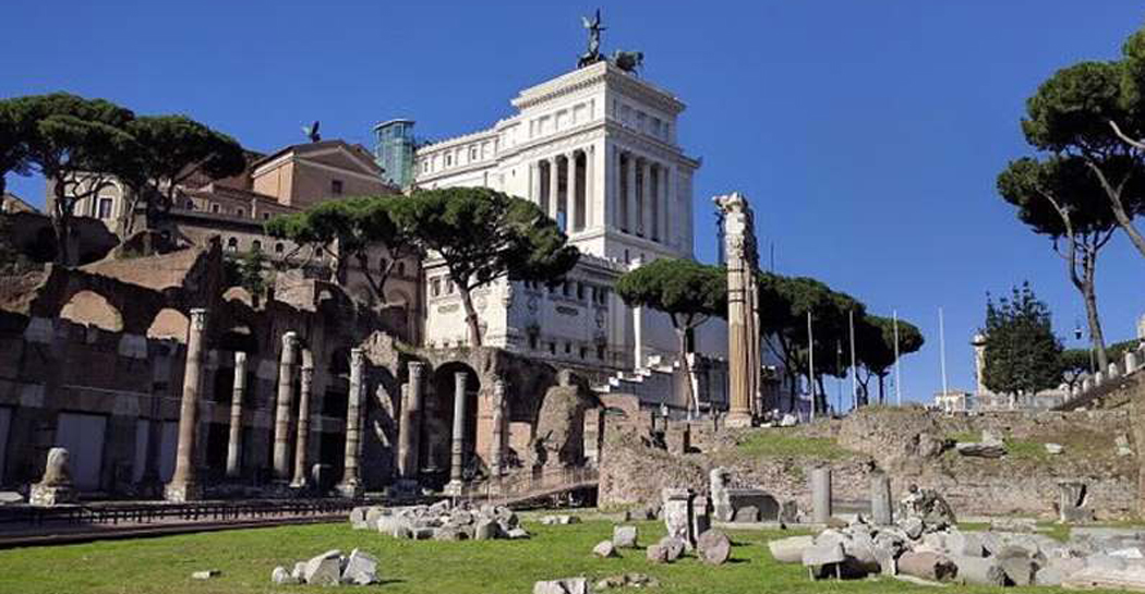 Foro di Cesare: a destra i resti del tempio di Venere Genitrice, restaurato dall’imperatore Traiano.