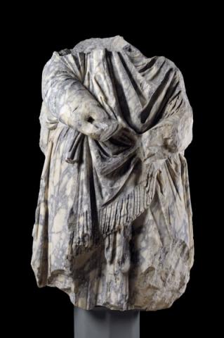 12 Statua frammentaria di dace in marmo pavonazzetto dal Foro di Traiano. Museo dei   Fori Imperiali ©Roma, Sovrintendenza Capitolina ai Beni Culturali