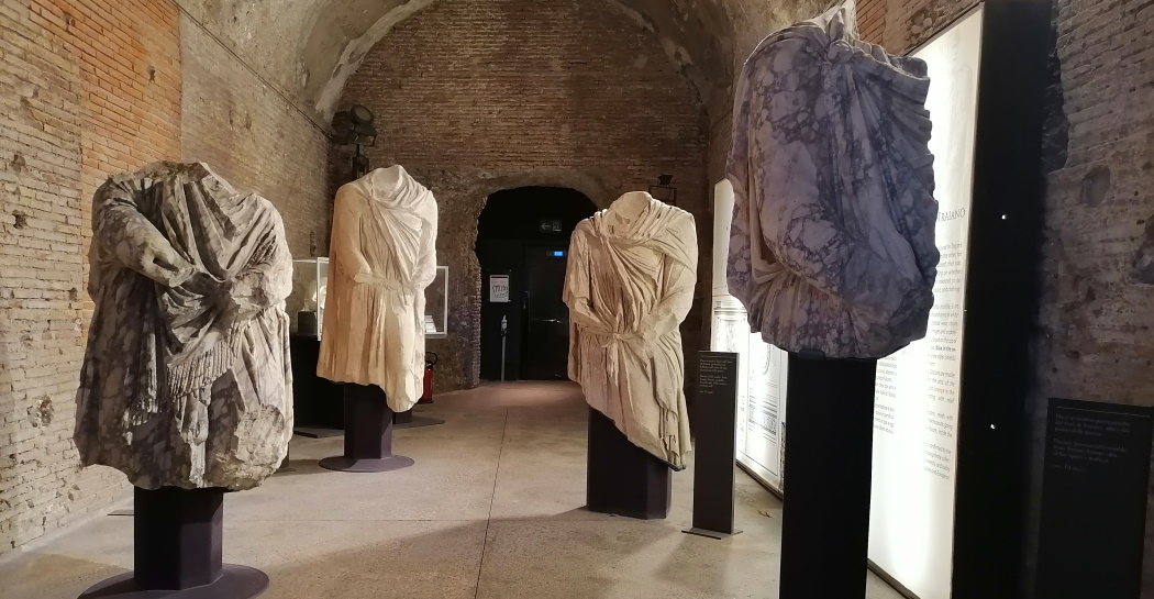 statue frammentarie di Daci nel Museo dei Fori Imperiali (Sovrintendenza capitolina, Archivio fotografico del Museo dei Fori Imperiali)