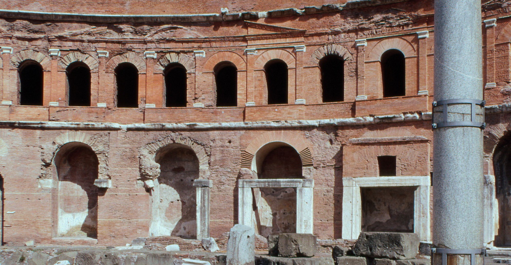 Particolare del Grande Emicico dal portico orientale del Foro di Traiano