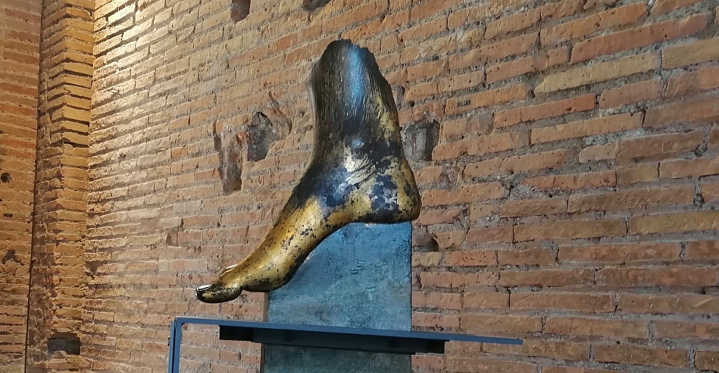 Il piede di bronzo dorato di Vittoria alata, dal Foro di Augusto