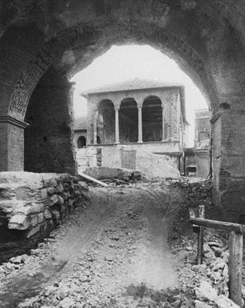 Il grande arco che scavalca via Biberatica nel tratto sud durante i lavori del Governatorato