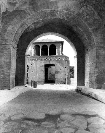 Il grande arco che scavalca via Biberatica nel tratto sud oggi