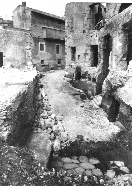 Il tratto centrale di via Biberatica durante i lavori del Governatorato