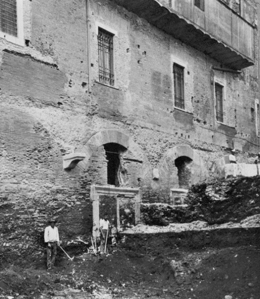 Le tabernae che si affacciano sul tratto nord di via Biberatica durante i lavori del Governatorato