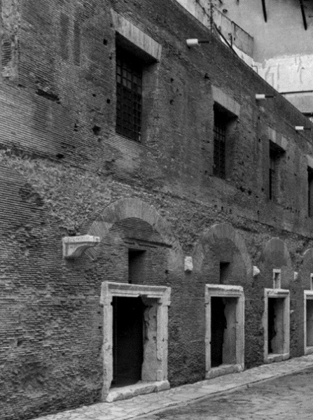 Le tabernae che si affacciano sul tratto nord di via Biberatica oggi