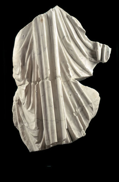 Frammento di statua maschile stante con toga (corpo con panneggio).