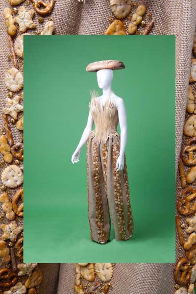 Guillermo Mariotto per Gattinoni - Collezione Couture Primavera/Estate 2015. Abito del Pane Bustier realizzato con vere spighe di grano e pantalone in juta con salatini e biscotti cristalizzati. Courtesy Gattinoni Couture