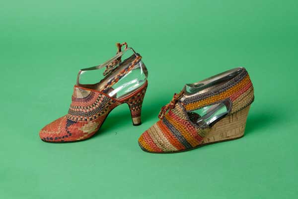 Salvatore Ferragamo - Erba delle Filippine 1936-1938. Sandalo con tomaia in erba delle Filippine, multicolore, lavorata a stuoia. Fondazione Salvatore Ferragamo e Rafia multicolore - 1942-1944. Sandalo in rafia multicolore lavorato all’uncinetto. Fondazione Salvatore Ferragamo.