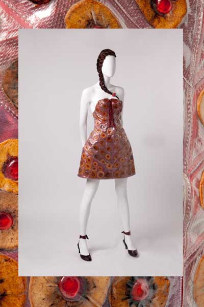 Alessandro Consiglio - Collezione Food Fashion, Luglio 2002 Abito da Cocktail, Mele e Ciliegine, lavorato con la tecnica del sottovuoto. Archivio Consiglio Couture.