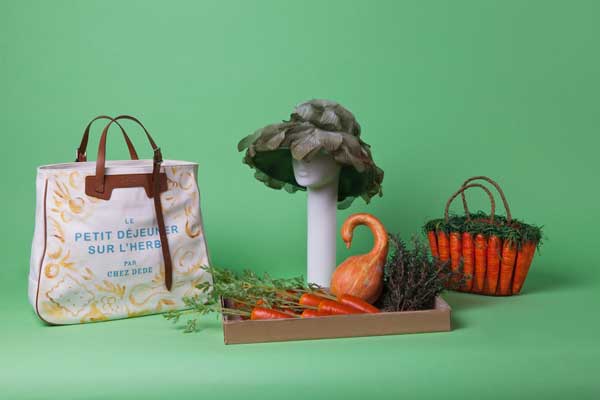 Chez Dèdè - Collezione 2015. Le petite déjeuner sur l’herbe Grand sac dipinto a mano direttamente su tela, utilizzando colori ottenuti da vari alimenti. Courtesy Chez Dède e Gallia e Peter Couture since 1930 - Collezione 2015. L’orto Elegante Grande cloche ricoperta da petali in seta verde dipinti a mano. Courtesy Gallia e Peter