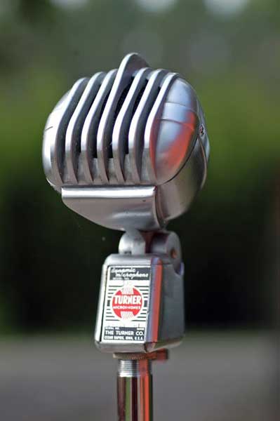 13. Microfono radiofonico americano