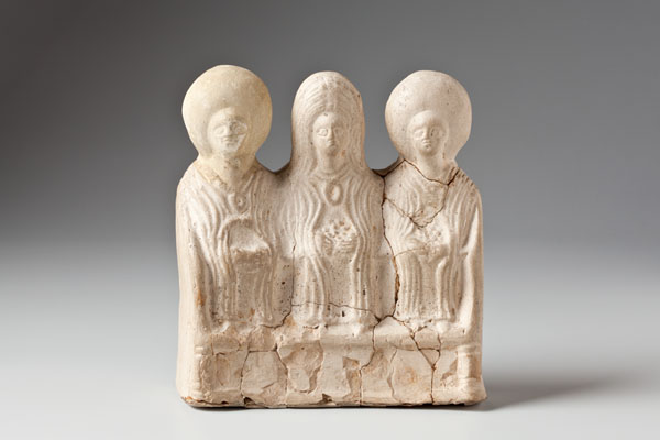 Lato anteriore di statuetta in terracotta con triade di divinità - Romische Germanisches Museum di Colonia