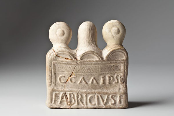 Retro di statuetta in terracotta con triade di divinità  Romische Germanisches Museum di Colonia