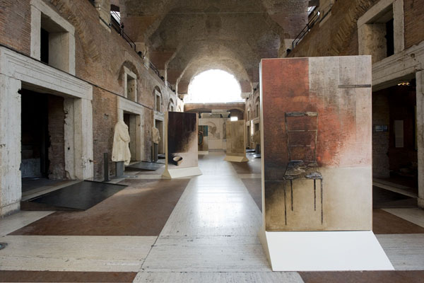 In primo piano a destra: Assoluto silenzio (225x137 cm). © Moreno Maggi Photographer