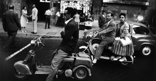 Piazzale Flaminio, 1956. Stampa fotografica ai sali d’argento. © William Klein