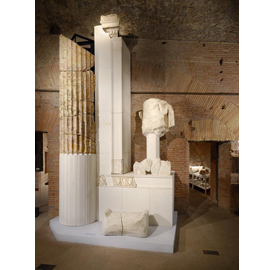 Sezione Foro di Augusto: ricomposizione di una nicchia con statua dai portici del Foro