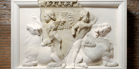 Sezione Foro di Cesare: ricomposizione con amorini tauroctoni divergenti