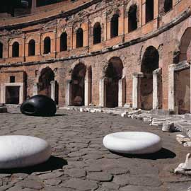 In primo piano: ??Goccia del tempo?? e ??Segreto del cielo??, sullo sfondo: ??Ishinki??