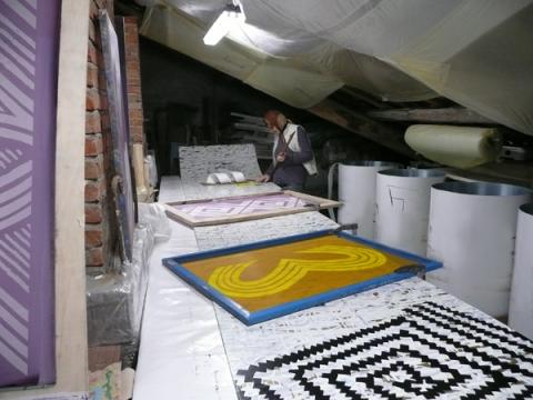 Laboratorio artistico di Luminiţa Țăranu, parte interna dell’opera Columna mutãtio – LA SPIRALE, work in progress, 2017. Pittura serigrafica su supporto di alluminio.