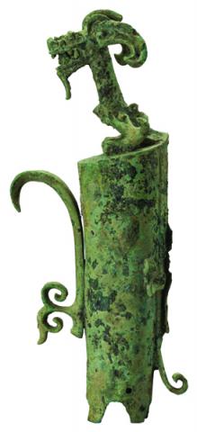 Museo di Sanxingdui_Manufatto in bronzo a forma di cilindro a forma di drago; Periodo Shang (1600-1046 a.C.)_altezza 41 cm, larghezza 18,8 cm, max. diametro 9 cm