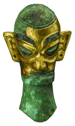 Museo di Sanxingdui_Testa di bronzo con maschera in lamina d’oro; Ep. Shang (1600-1046 a.C.)_alt. 51,6 cm, lung. 23 cm, larg. 19,6 cm, diam.longitudinale 17,6 cm, diam.trasversale 15 cm (2)