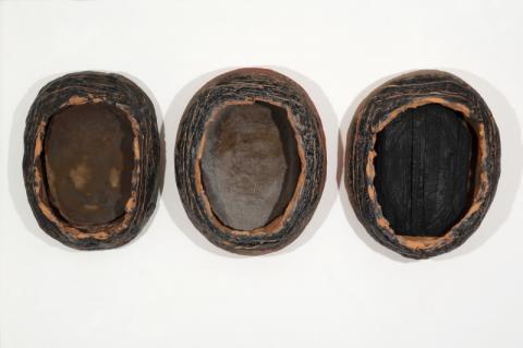 Teste, 2013 - ceramica, legno combusto e ferro, cad. 50 x 57 x 23 cm
