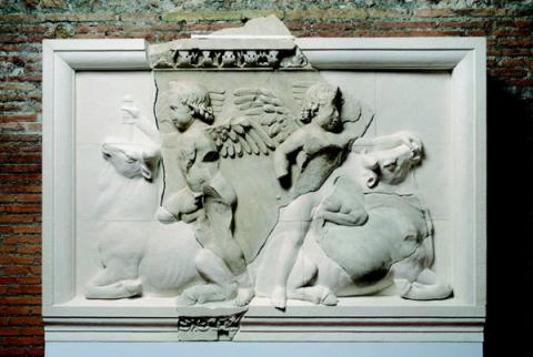 Ricomposizione di rilievo figurato con Amorini nell’atto di sacrificare tori (tauroctoni) disposti in schema divergente