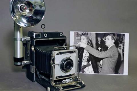 29. Macchina fotografica Crown Grafic Special con accanto foto di Luttazzi 29. Macchina fotografica Crown Grafic Special con accanto foto di Luttazzi