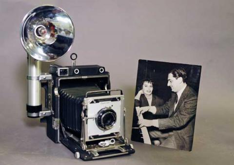 30. Macchina fotografica Crown Grafic Special con accanto foto di Luttazzi e Sofia Loren 30. Macchina fotografica Crown Grafic Special con accanto foto di Luttazzi e Sofia Loren