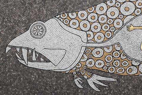 3. GIONA, dettaglio mosaico. Opus tessellatum biancone, nero belgio, travertino giallo e emperador, 300 x 100 cm. 3. GIONA, dettaglio mosaico. Opus tessellatum biancone, nero belgio, travertino giallo e emperador, 300 x 100 cm.